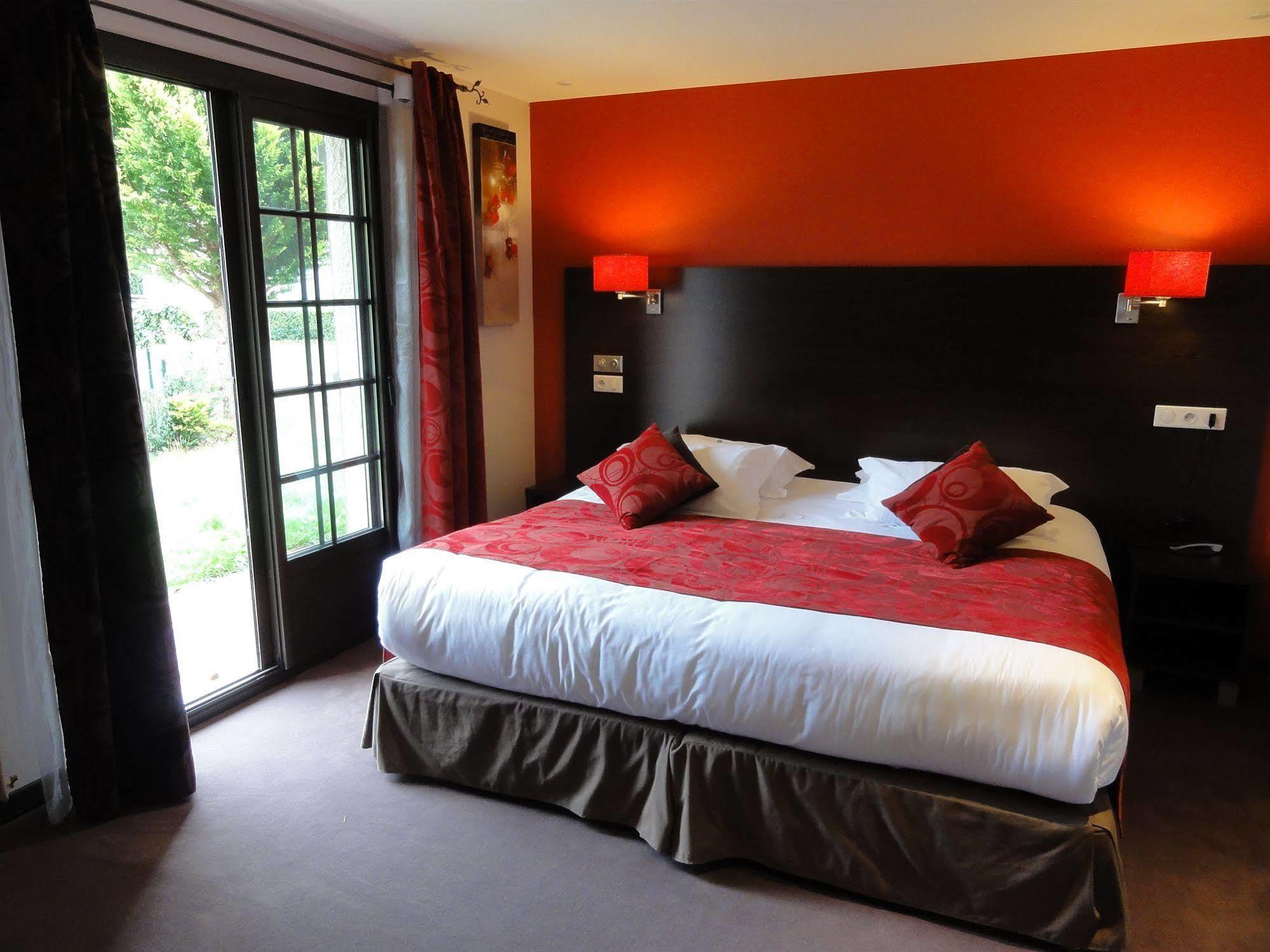 Hotel Restaurant Les Coquelicots, The Originals Relais Saint-Pardoux-l'Ortigier Habitación foto